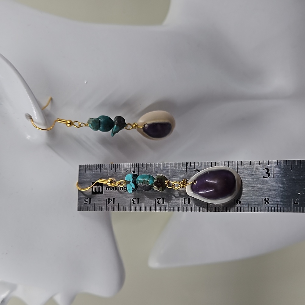 Handmade purple top cowrie shell with turquoise stones - Picture 2 of 3